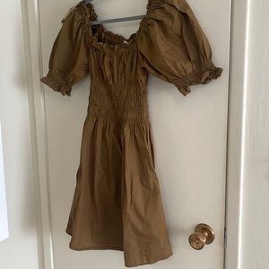 Women’s puff sleeve dress with pockets. Like new, worn once.